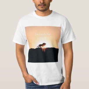 Löwe bei Sonnenuntergang Leben auf der EDGE T-Shirt