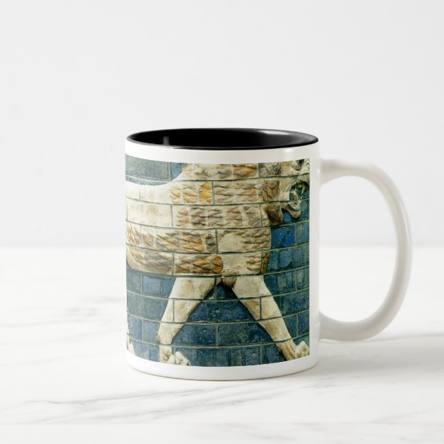 Löwe, der Ishtar darstellt Zweifarbige Tasse (Rechts)