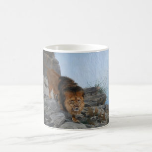 Löwe in den Bergen (von Richard Friese) Kaffeetasse