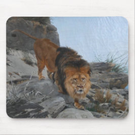 Löwe in den Bergen (von Richard Friese) Mousepad