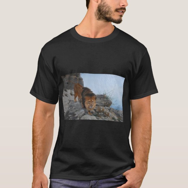 Löwe in den Bergen (von Richard Friese) T-Shirt (Vorderseite)