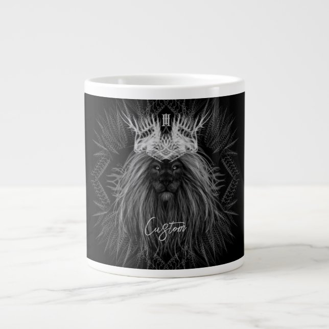 Löwe mit Kronenmonogramm Jumbo-Tasse (Vorderseite)