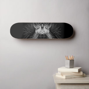 Löwe mit Kronenmonogramm Schwarz Skateboard