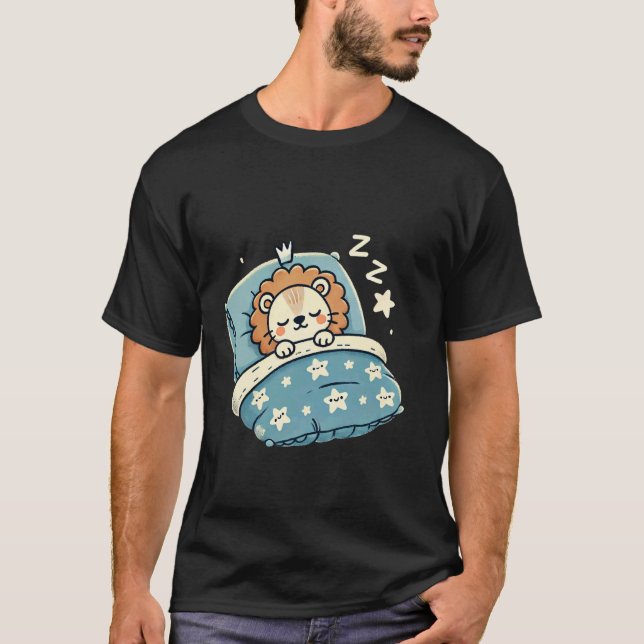 Löwe schläft nachts im Bett T-Shirt (Vorderseite)