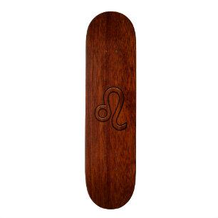 Löwe-Tierkreis-Symbol im hölzernen Skateboard