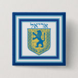 Löwe von Judah Emblem Ariel Hebrew Button<br><div class="desc">Quadratischer Knopf mit einem Bild eines blauen und gelben Löwen von Juda Emblems auf weiß mit hellblauen und dunkelblauen Rändern und "Ariel" auf Hebräisch in blauen Buchstaben darüber. Hier finden Sie passenden quadratischen Charme, großen quadratischen Premium-Schlüsselanhänger aus Metall, viereckiger doppelseitiger Acryl-Schlüsselanhänger, runde Halskette und Armbanduhr. Die gesamte Hanukkah-Buttons & Buttone-Kollektion...</div>