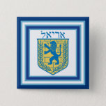 Löwe von Judah Emblem Ariel Hebrew Button<br><div class="desc">Quadratischer Knopf mit einem Bild eines blauen und gelben Löwen von Juda Emblems auf weiß mit hellblauen und dunkelblauen Rändern und "Ariel" auf Hebräisch in blauen Buchstaben darüber. Hier finden Sie passenden quadratischen Charme, großen quadratischen Premium-Schlüsselanhänger aus Metall, viereckiger doppelseitiger Acryl-Schlüsselanhänger, runde Halskette und Armbanduhr. Die gesamte Hanukkah-Buttons & Buttone-Kollektion...</div>