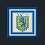 Löwe von Judah Emblem Ariel Hebrew Button<br><div class="desc">Quadratischer Knopf mit einem Bild eines blauen und gelben Löwen von Juda Emblems auf weiß mit hellblauen und dunkelblauen Rändern und "Ariel" auf Hebräisch in blauen Buchstaben darüber. Hier finden Sie passenden quadratischen Charme, großen quadratischen Premium-Schlüsselanhänger aus Metall, viereckiger doppelseitiger Acryl-Schlüsselanhänger, runde Halskette und Armbanduhr. Die gesamte Hanukkah-Buttons & Buttone-Kollektion...</div>