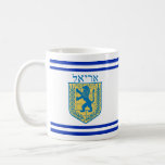 Löwe von Judah Emblem Ariel Hebrew Kaffeetasse<br><div class="desc">Klassisch weiß 11 oz. Tasse mit beidseitigem Bild eines blauen und gelben Löwen des Judah-Emblems mit hebräischer "Ariel" in blauen Buchstaben und doppelblauen Streifen. Siehe dazu passende Papierplatte,  quadratische Keramik und Untersetzer. Die gesamte Hanukkah-Tasse finden Sie unter der Rubrik ZUHAUSE im Bereich HOLIDAYS.</div>