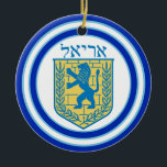 Löwe von Judah Emblem Ariel Hebrew Keramikornament<br><div class="desc">Rundschmuck mit beidseitigem Abbild eines blauen und gelben Jüngtchens mit hellblauen und dunkelblauen Rändern und "Ariel" auf Hebräisch in blauen Buchstaben darüber. Die gesamte Hanukkah-Ornament-Kollektion finden Sie unter der Rubrik ZUHAUSE im Bereich HOLIDAYS.</div>