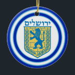 Löwe von Judah Emblem Jerusalem Hebräisch Keramikornament<br><div class="desc">Rundschmuck mit beidseitigem Bild eines blauen und gelben Löwen des Judah-Emblems und breiten doppelblauen Rändern,  die in hellblau auf Weiß geschnitten sind. Die gesamte Hanukkah-Ornament-Kollektion finden Sie unter der Rubrik ZUHAUSE im Bereich HOLIDAYS.</div>