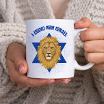 Löwe von Judah Star von David . Ich stehe zu Israe Kaffeetasse<br><div class="desc">Diese atemberaubende Tasse ist das ideale Geschenk für jemanden, der will, Israel zu unterstützen! Ein digital gemalteter Löwe von Juda ist der Brennpunkt, über dem Stern von David im Hintergrund. Die moderne Typografie lautet "Ich stehe mit Israel" in blau, und dasselbe Design ist auf beiden Seiten der Tasse. Ein strukturierter,...</div>