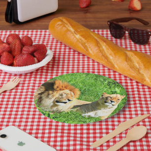 Löwen ruhen gemeinsam auf sonnenbeschienenem Gras Pappteller