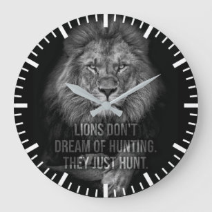 Löwen träumen nicht von der Jagd, sie jagen nur Große Wanduhr