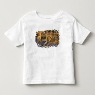 Löwenjunge auf Baumstamm Kleinkind T-shirt