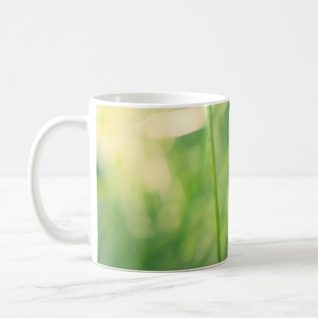 Löwenzahn im Grün mit sanftem Sommerlicht Kaffeetasse (Links)