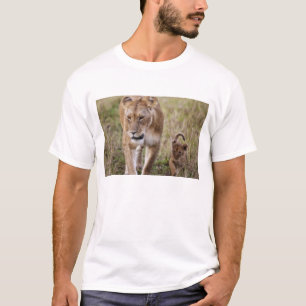 Löwin mit Jungtier T-Shirt