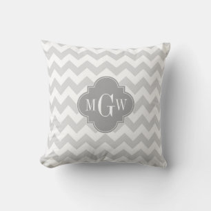 Lt Grau Wht Chevron Grau Quatrefoil 3 Monogramm Kissen