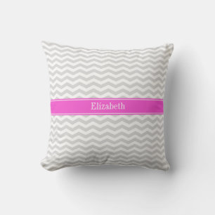 Lt Grau Wht Dünne Chevron Hot Pink Namensmonogramm Kissen