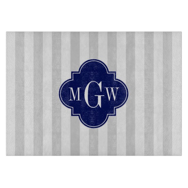 Lt Gray White Strip Navy Quatrefolie 3 Monogramm Schneidebrett (Vorderseite)