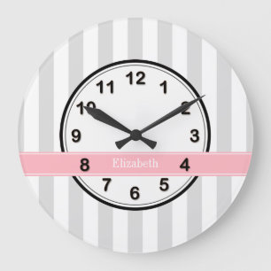 Lt Gray White Strip Pink Name Monogram Große Wanduhr