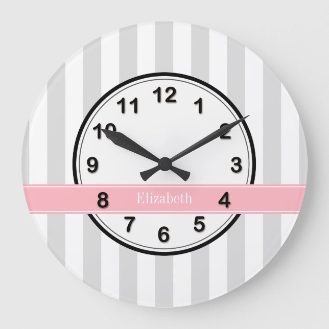 Lt Gray White Strip Pink Name Monogram Große Wanduhr (Vorderseite)