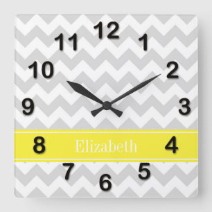 Lt Gray Wht Chevron Yellow Name Monogram Quadratische Wanduhr