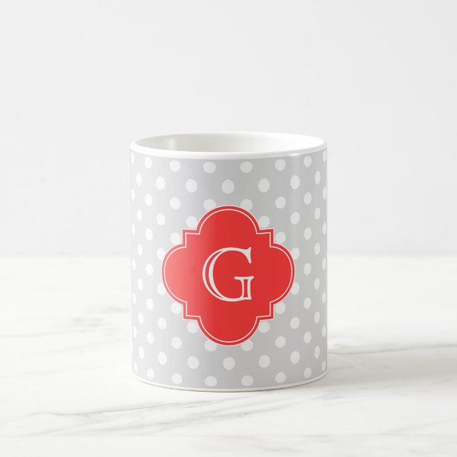 Lt Grey Wt Polka Dot Coral Red Quatrefolie Monogra Tasse (Mittel)