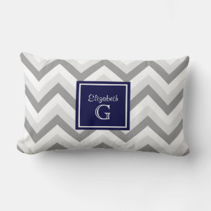 Lt Zwei Grau Wht Chevron SQ Marineblau Namensmonog Lendenkissen