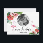 Luau Flamingo Tropical Floral Foto Save the Date<br><div class="desc">Elegantes, exotisches Design mit Visitenkarten und Blume mit Luau Hawaiian Watercolor Bouquets und Flamingos. Verwenden Sie das Tool Anpassen, um Ihre Informationen hinzuzufügen, Schriftart, Farben zu ändern. Ersetzen Sie dieses Foto einfach durch Ihr, und setzen Sie es zurück. Für passende Artikel besuchen Sie bitte meine Tropical Floral Luau Flamingo Wedding...</div>