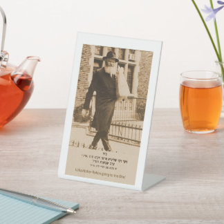 Lubavitcher Rebbe geht zum Ohel. 770. Chabad Sockelschild