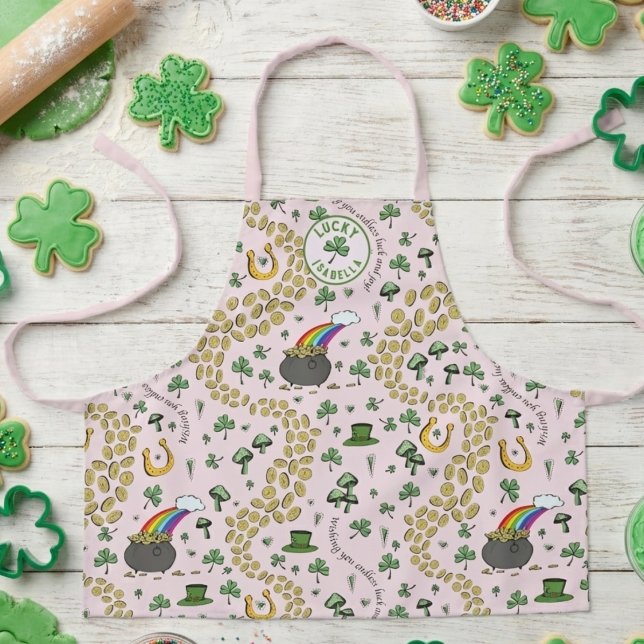 Luck & Joy Coins & Green Kleeblatts St Patricks Da Schürze (Cute Pink and Green St Patricks Day Kids Apron. Hand Drawn Rainbow, Pot of Gold, Green Shamrocks)
