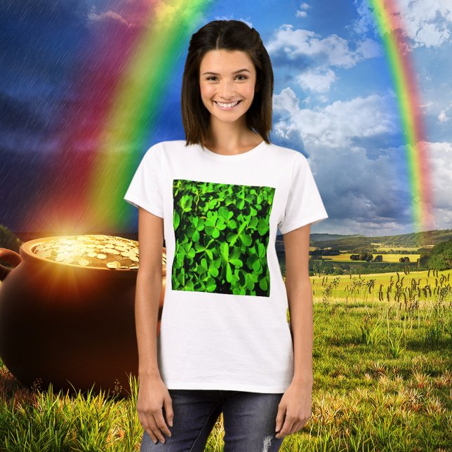 LuckClovers am St. Patrick's Day T - Shirt (Clovers of Luck on St. Patrick's Day T-Shirt)