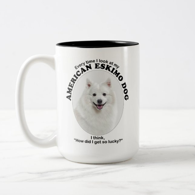 Lucky American Eskimo Dog Zweifarbige Tasse (Links)