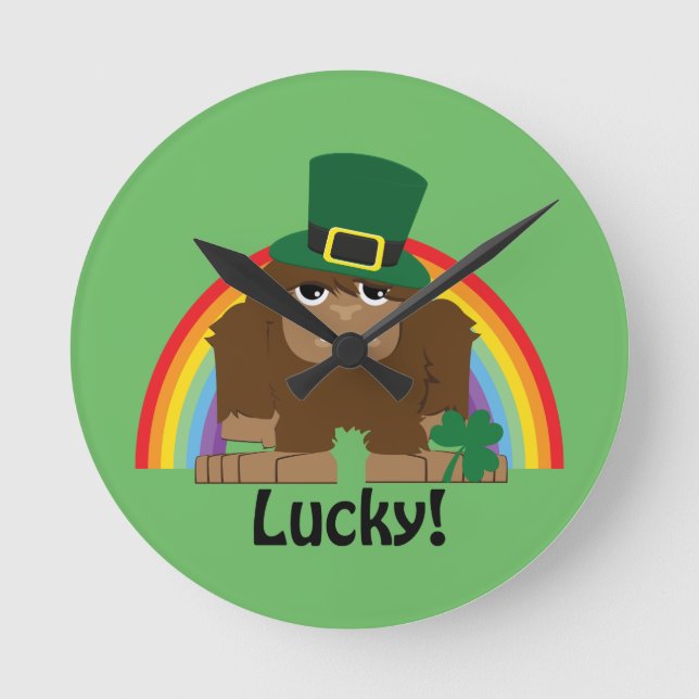 Lucky Bigfoot Leprechaun Runde Wanduhr (Vorderseite)