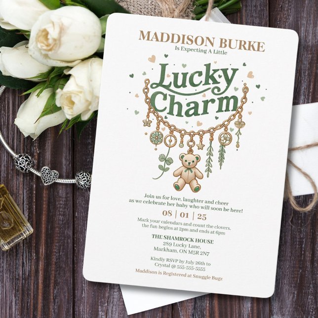 Lucky Charm Bracelet Baby Dusche Einladung (Elegant baby shower invite featuring a gold charm bracelet and teddy bear.)