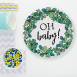 Lucky Charm Clover Oh Baby Boy Baby Dusche Pappteller<br><div class="desc">Blue vierblättriges Kleeblatt Baby Dusche Papier Teller mit Oh baby! in einem charmanten Drehbuch und eleganten Schriftart mit einem Kranz aus vier Blatt Kleeblatt und blauen Klee Blume. St Patrick's Day Junge duscht Papier Teller mit glücklichen Klee, Blume und charmanten Schriftart. Charmant geliebte Baby-Duschpapier-Teller mit OH Baby geschrieben in einem...</div>