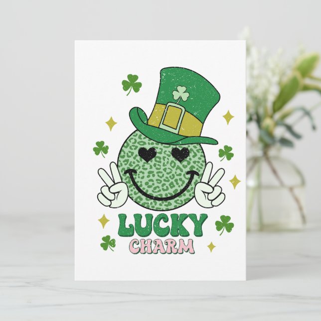 Lucky Charm St Patrick's Day Feiertagskarte (Stehend Vorderseite)