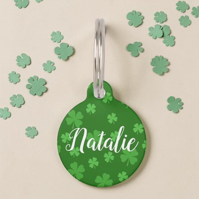 Lucky Clover Personalisiert Haustiermarke (A personalized pet tag in green with clovers or shamrocks all over, St Patrick's day or Irish.)