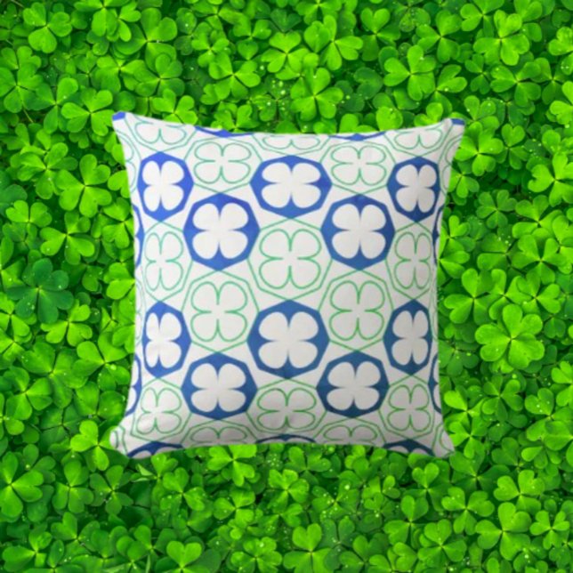 Lucky Clover Throw Pillow Kissen (Von Creator hochgeladen)