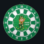 Lucky Gnome mit Gold Confetti auf Emerald Green Dartscheibe<br><div class="desc">Glückliches Gnome mit goldenen Konfetti auf smaragdgrün und weiß Dart Board. Text kann personalisiert sein.</div>