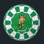 Lucky Gnome mit Gold Confetti und Herz Dartscheibe<br><div class="desc">Glückliches Gnome mit goldenen Konfetti und Herz auf smaragdgrünen und weißen Dart Board. Text kann personalisiert sein.</div>