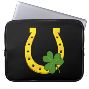 Lucky Golden Horseshoe mit Kleeblatt auf Schwarz Laptopschutzhülle