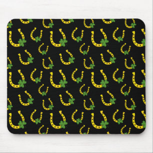 Lucky Golden Horseshoe mit Kleeblatt auf Schwarz Mousepad
