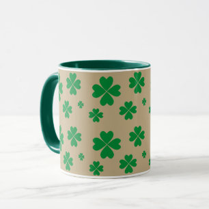 Lucky Green Clovers auf Beige Tasse