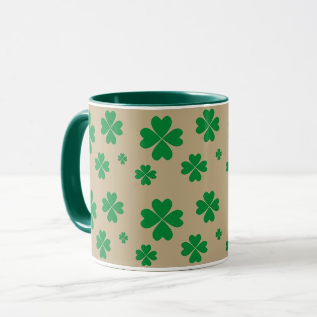 Lucky Green Clovers auf Beige Tasse (Vorderseite Links)