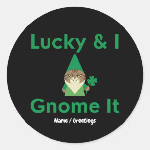 Lucky & I Gnome Es Lustig Sarkastische Katze St. P Runder Aufkleber
