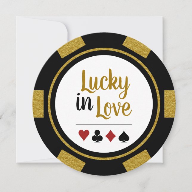 Lucky in Liebe Poker Chip Black Gold Vegas Hochzei Einladung (Vorderseite)