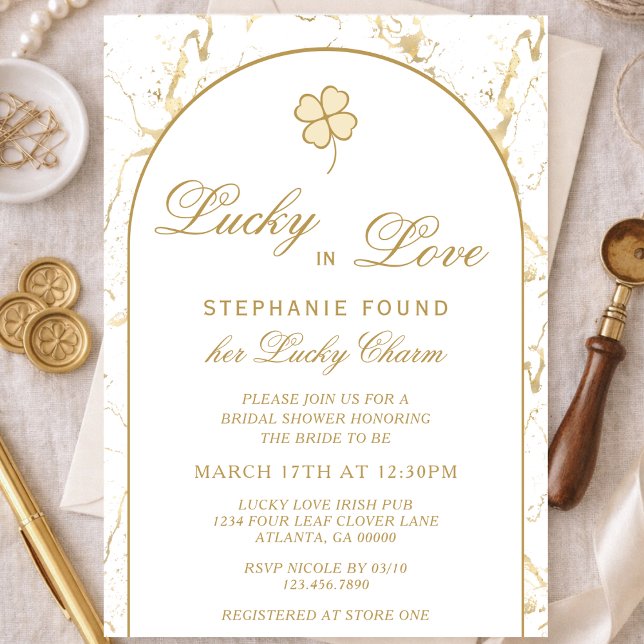 Lucky in Love Elegant Gold Shamrock Bridal Shower Einladung (Von Creator hochgeladen)