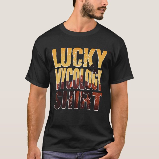 Lucky Mushroom Forager Humor Quote Statement T-Shirt (Vorderseite)